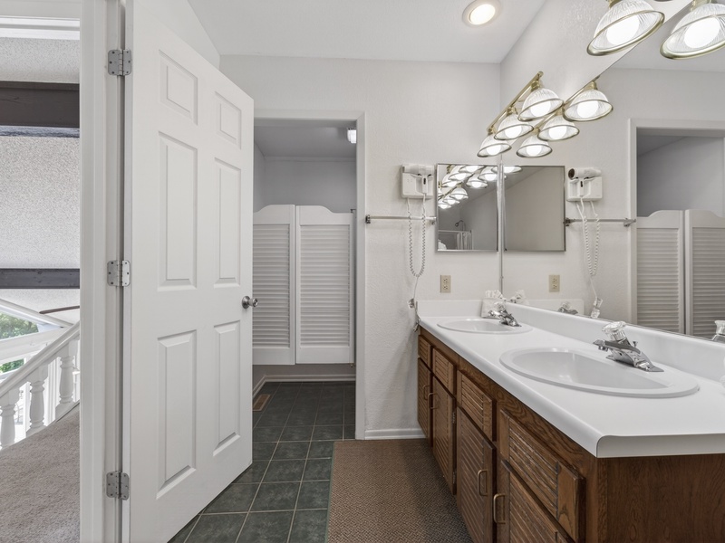 BATHROOM 2 - UPPER LEVEL