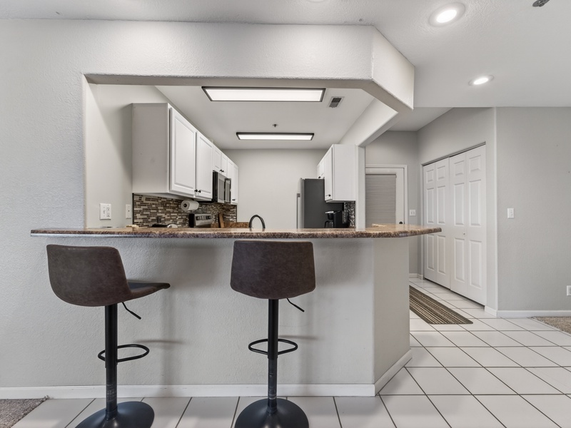KITCHEN AND BREAKFAST BAR