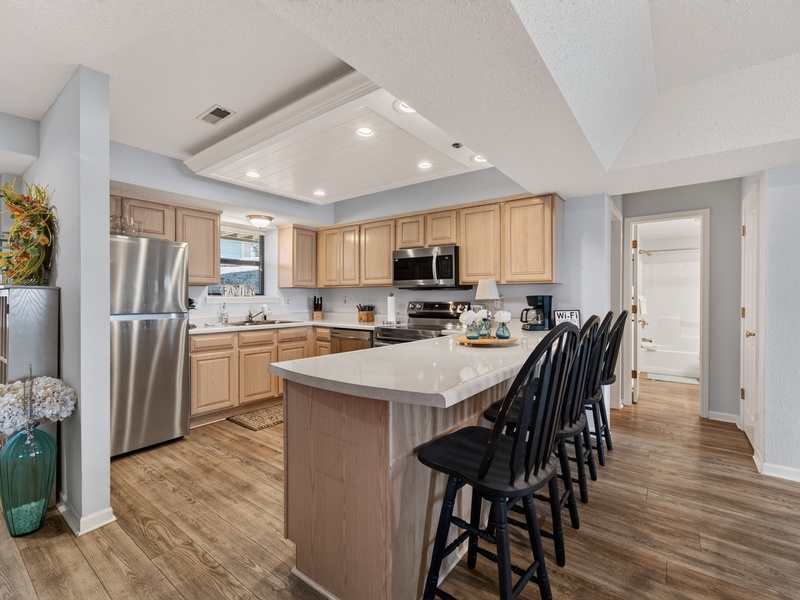 KITCHEN AND BREAKFAST BAR