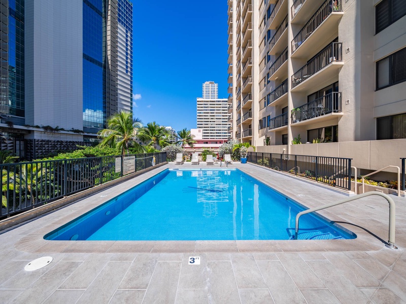 Swim, sunbathe, or simply unwind—the Four Paddle pool offers a quiet oasis right in the heart of Waikiki.