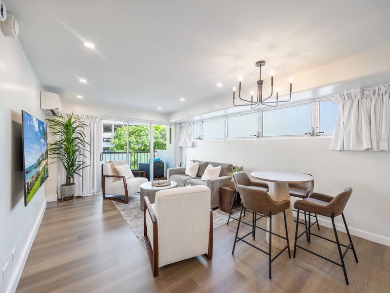 Share island-style breakfasts and simple dinners at a comfortable round table, an easy place to plan beach days and evenings out in Waikiki.