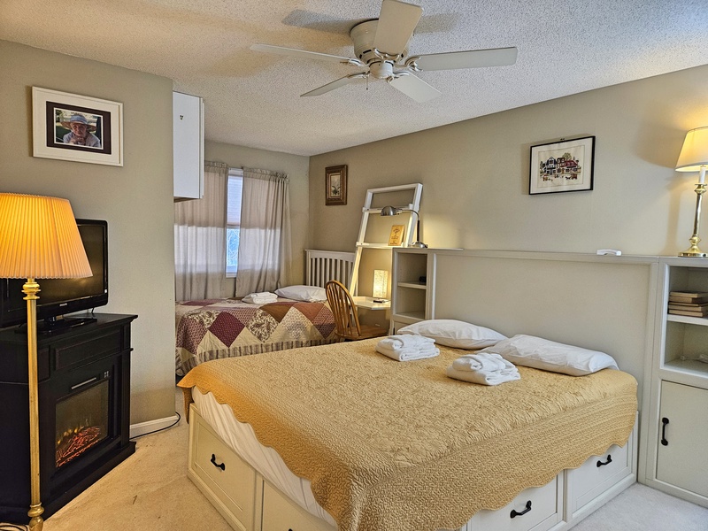 Bedroom with queen and twin beds