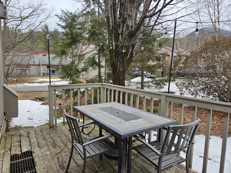 Deck to left with table and step down