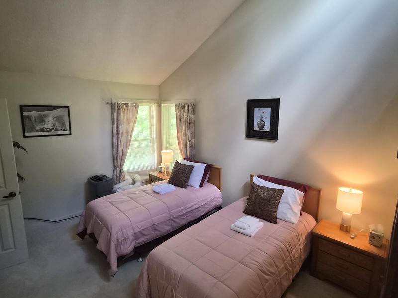 Second Bedroom w/ 2 Twin Beds