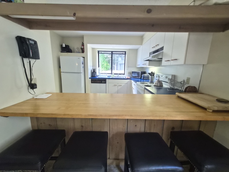Breakfast Bar - Kitchen Area