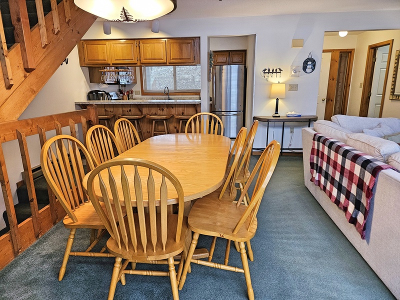 Dining area to kitchen