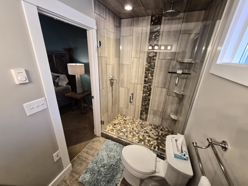 Primary Bedroom w/ En-Suite Bathroom
