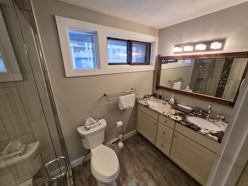 Primary Bedroom w/ En-Suite Bathroom