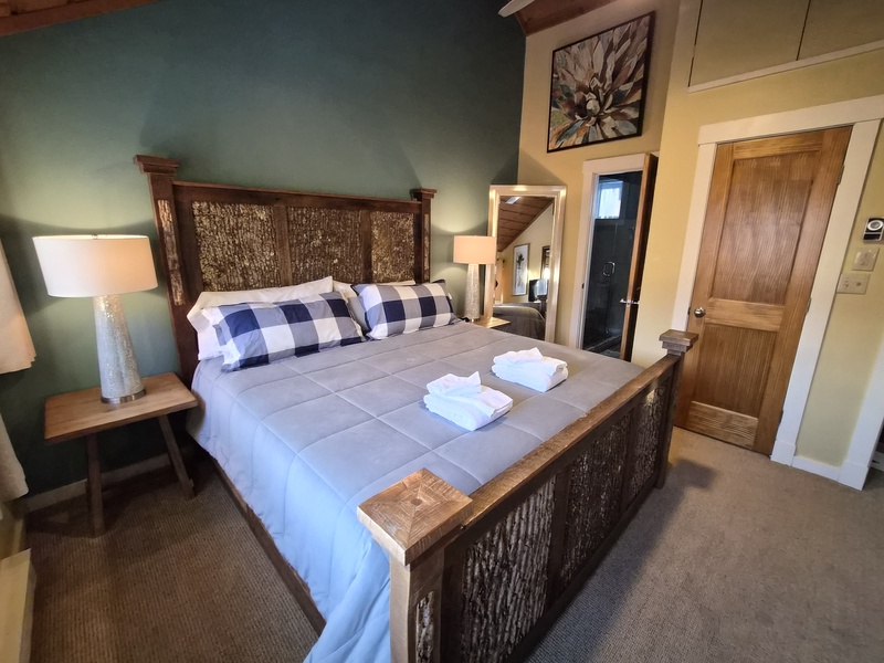 Primary Bedroom w/ King Size Bed