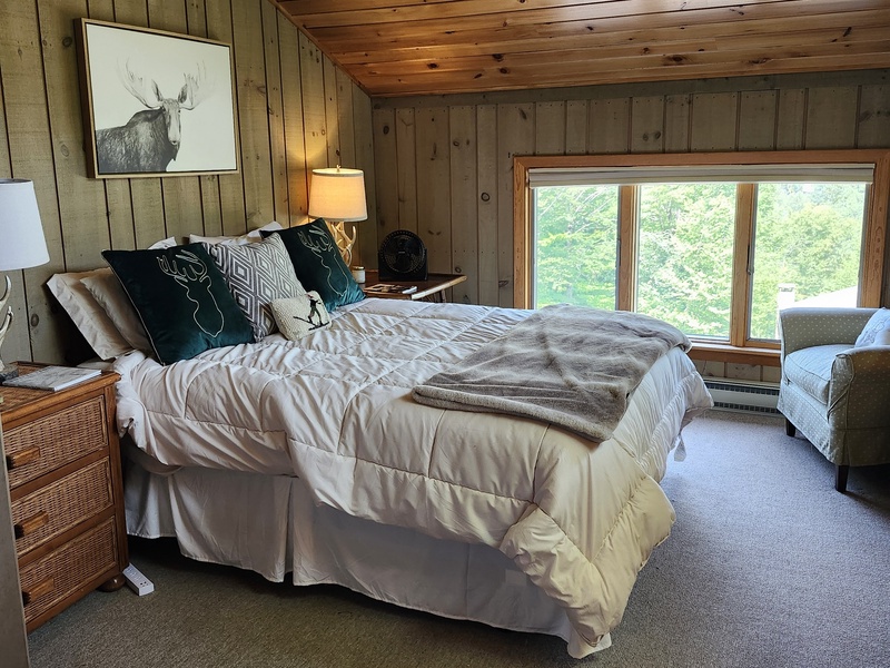Queen Bedroom - Top Floor