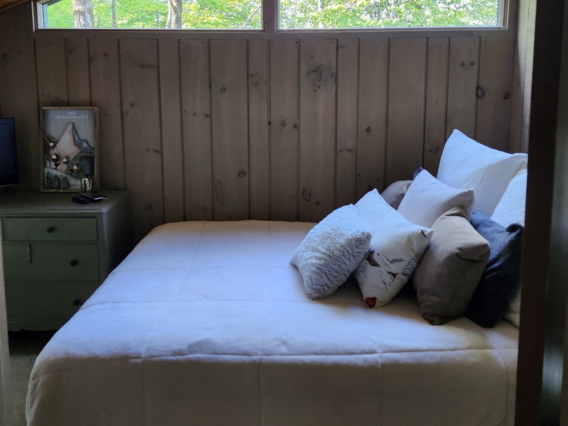 Queen Bedroom - Top Floor