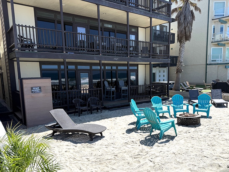 Sandy yard for guests of all units to enjoy