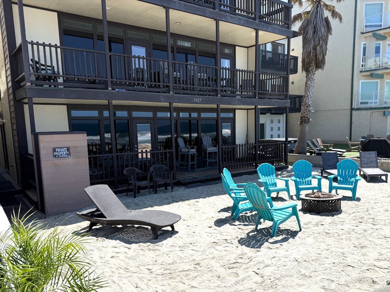 The sandy front yard area is shared by the guests staying on all 3 floors of the property.