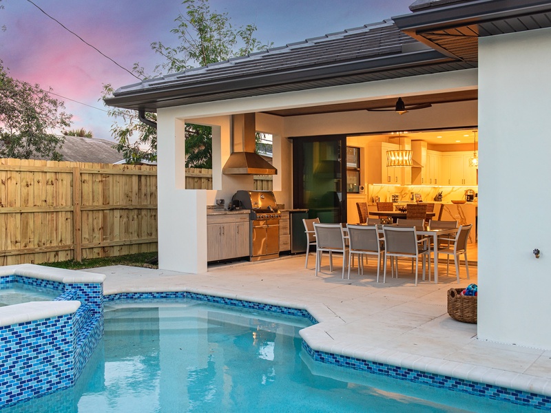 Pool & Dining Area