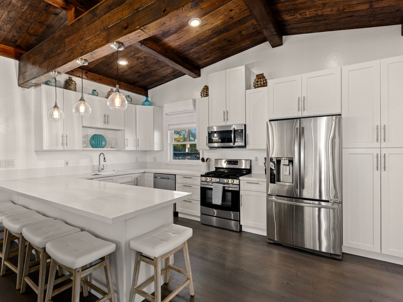 Fully equipped kitchen and breakfast bar