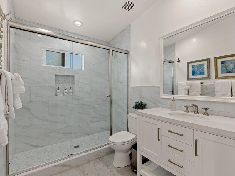 En Suite bathroom offering a walk in shower. 