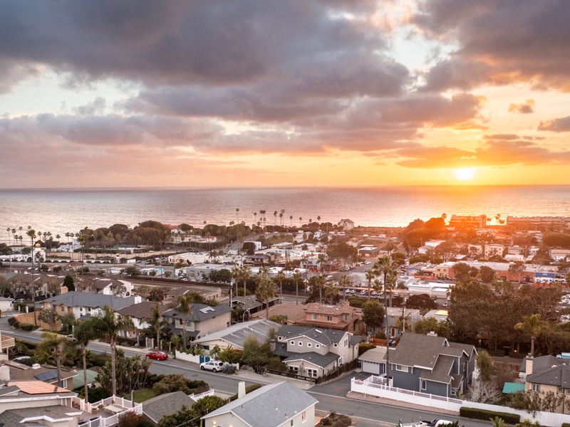 Stunning sunsets and a short walk to Swami's beach! 
