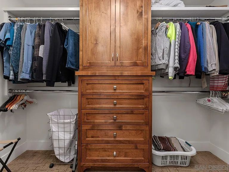 Primary suite walk in closet