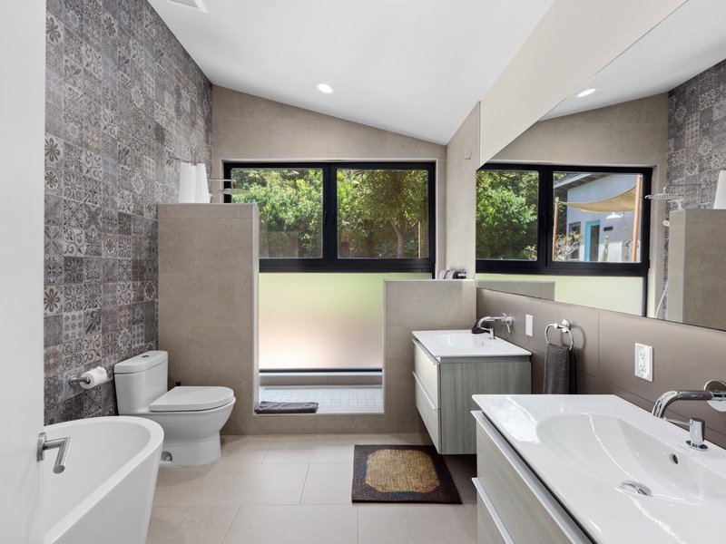 Primary spa-like ensuite bathm with step in shower and soaking tub. 