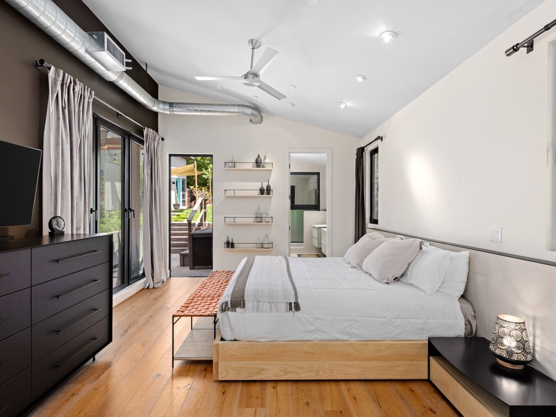 Primary Suite w/ King bed and ensuite bath