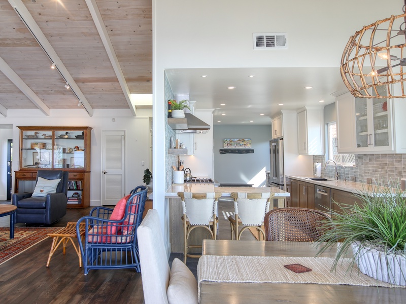 Open-concept dining for six with endless ocean views. Enjoy the private patio’s fire table, BBQ grill, and al fresco dining under sunset skies.