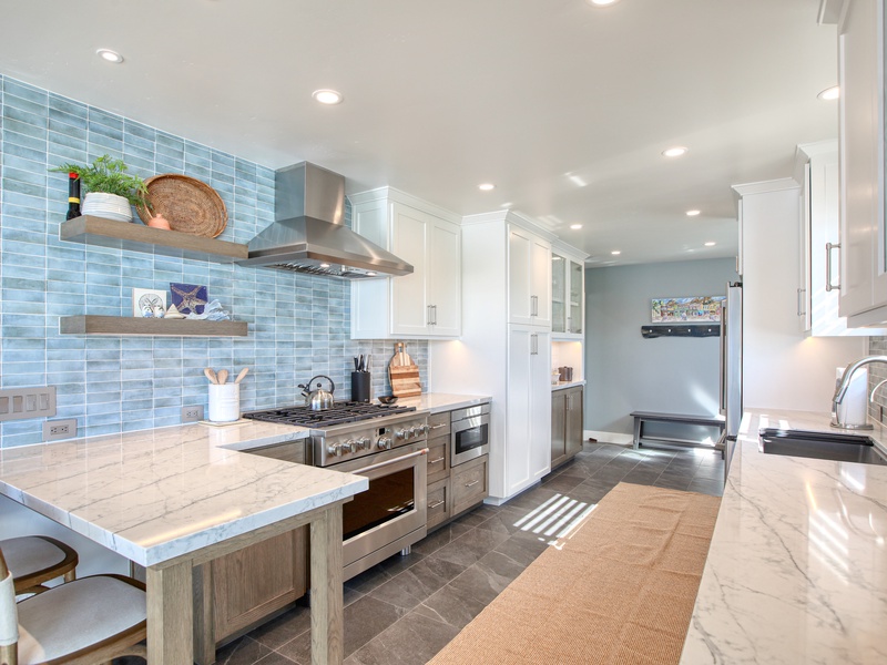 Featuring chef-grade appliances and ample counter space for food prep, it’s perfect for everything from casual breakfasts to gourmet dinners.