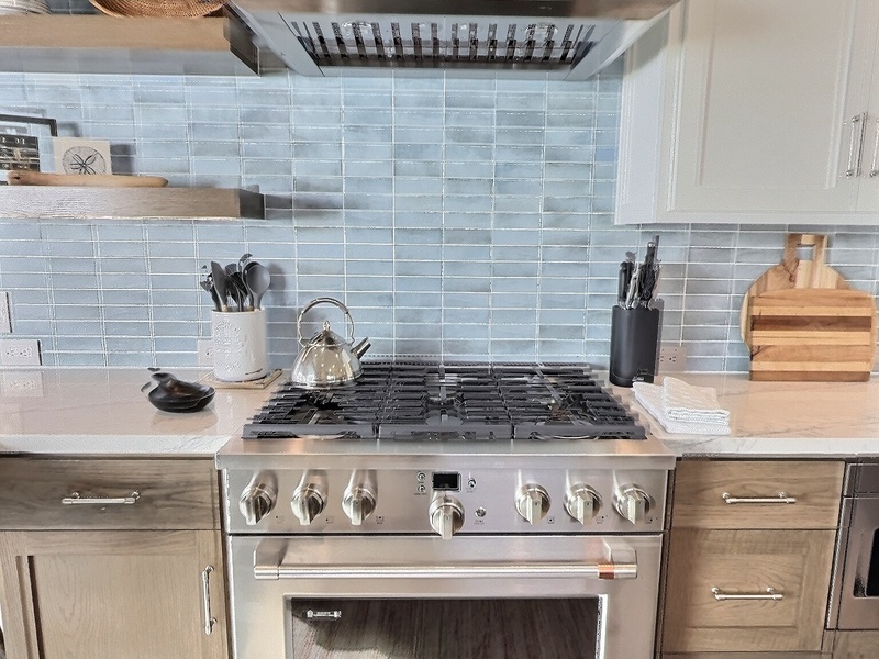 Chef-grade gas range and oven offering powerful, precise heat control for everything from quick weeknight meals to gourmet cooking.