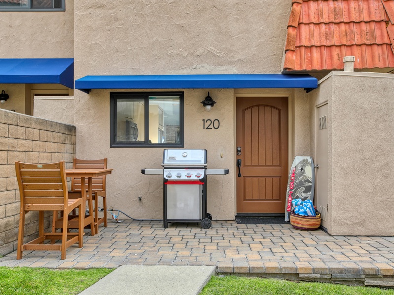Step out to the front patio, perfect for a fun beach day! It’s equipped with a natural gas BBQ, high-top dining for two, and comes stocked with beach towels and toys for sand-and-surf adventures.