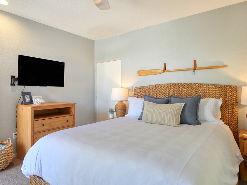This cozy studio condo features a plush king bed, a Smart TV for all your favorite shows, and a bright, airy space designed for relaxing after a day in the sun. Ideal for couples or solo travelers looking for comfort by the shore.