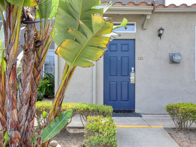 Oyster Loft, Unit 105, is a charming downstairs studio condo, ideal for a relaxing seaside getaway.