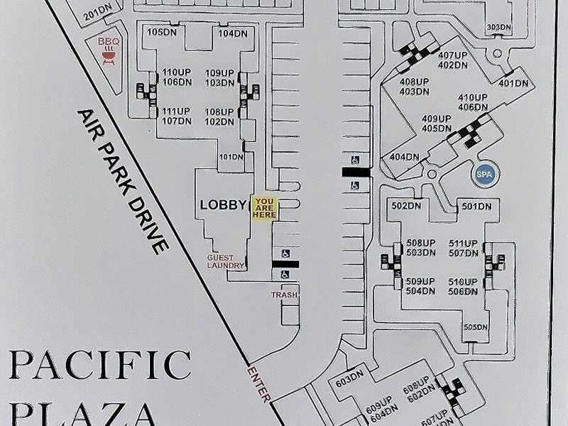 Pacific Plaza Resort offers coastal-style buildings and shared amenities, including a laundry center, hot tub, and barbecue area with picnic tables.