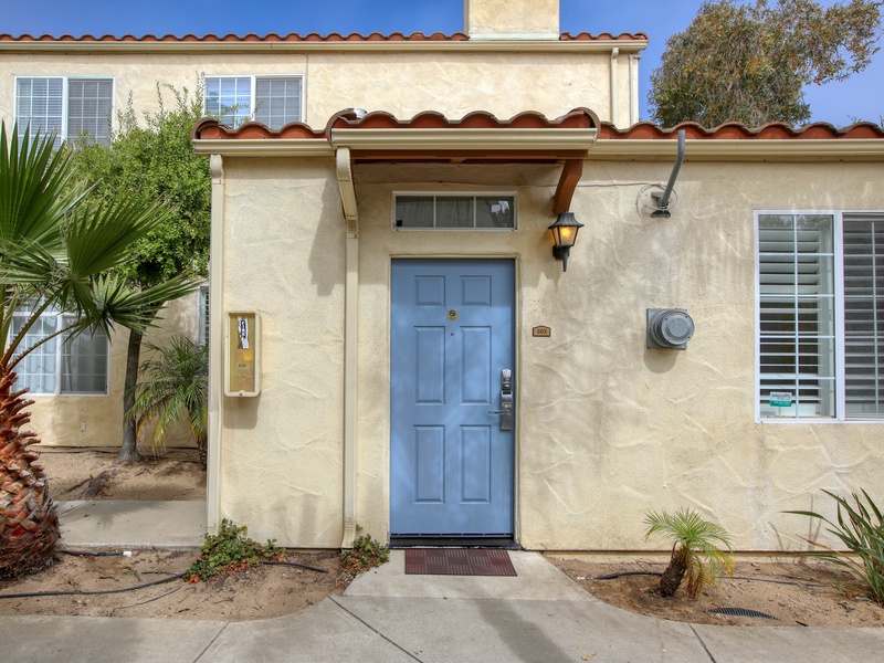 The Shark Shack, Unit 303, is a charming downstairs studio condo, ideal for a relaxing seaside getaway.
