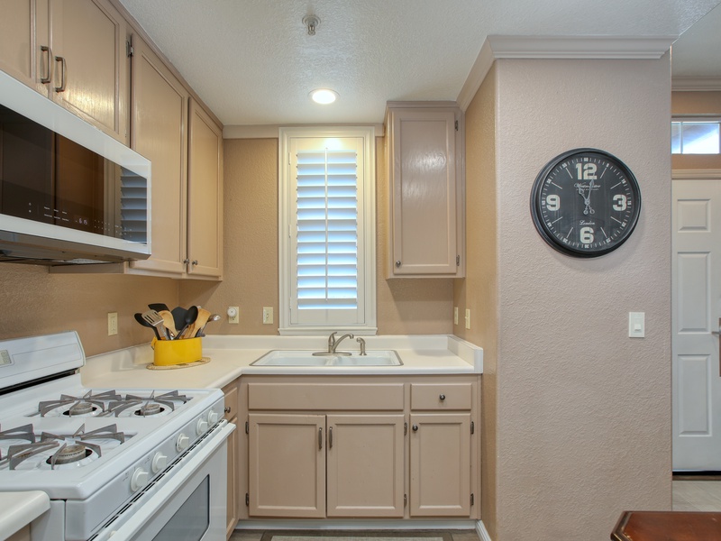 Start your mornings right — cozy kitchen with a coffee machine ready to brew. First morning 'starter coffee' is provided. Guest are to provide their own ground coffee.