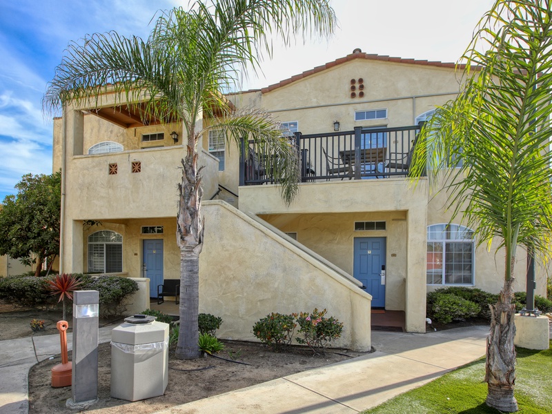Your seaside escape awaits! Perched on the second level to catch those salt-air breezes, this unit is just a short flight of stairs away.