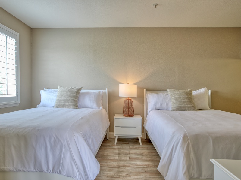 The bedroom offers two comfy queen beds, perfect for unwinding after a day of beach adventures. Enjoy high-quality Tuft & Needle mattresses dressed in luxurious linens from The Comphy Company for a truly restful night’s sleep.