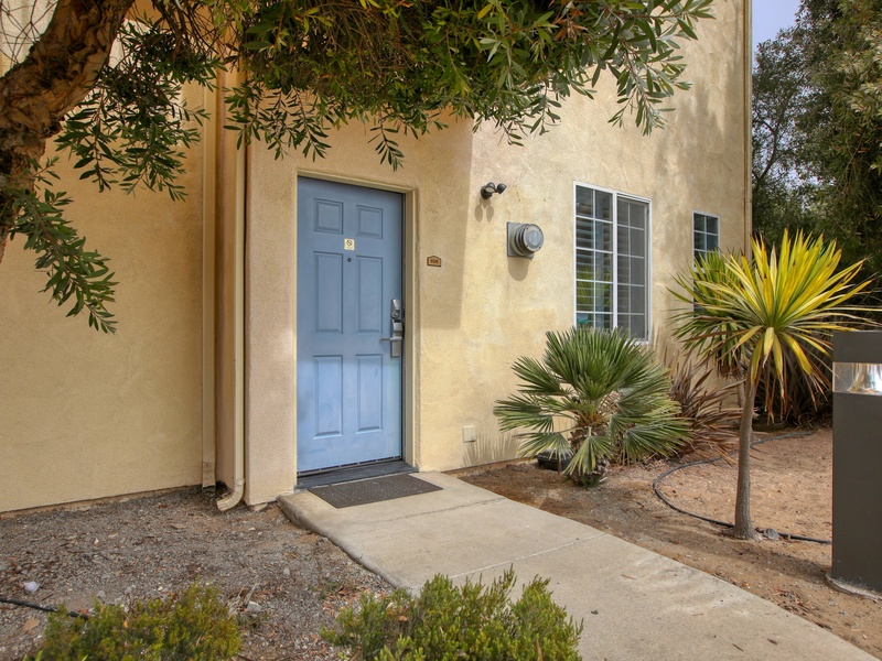 Beach Birds Studio, Unit 606, is a charming downstairs studio condo, ideal for a relaxing seaside getaway. Unit 606 faces Air Park Drive.