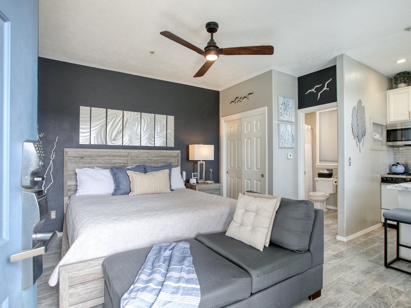 Welcome to Beach Birds Studio, Unit 606! This charming downstairs retreat offers a plush king bed and a convenient compact kitchen—everything you need for a relaxing seaside getaway.