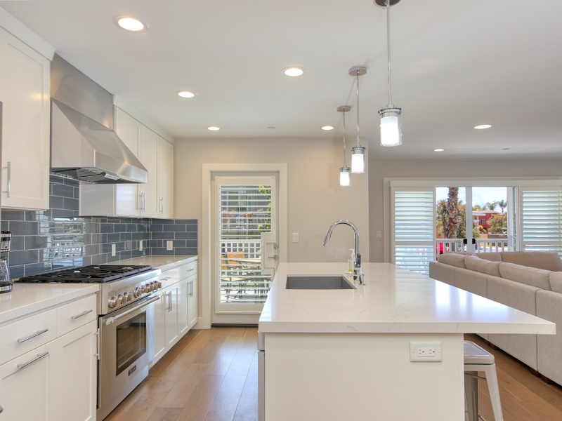 Outfitted with top-grade appliances and well-stocked with all the essentials, it’s ideal for preparing anything from quick beach snacks to memorable family dinners.