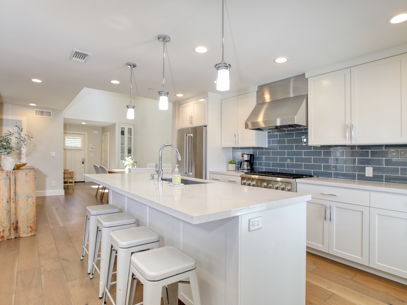 Bright, spacious, and thoughtfully designed, this kitchen features a large center island with bar seating for four — perfect for casual breakfasts or evening conversations over a glass of wine.