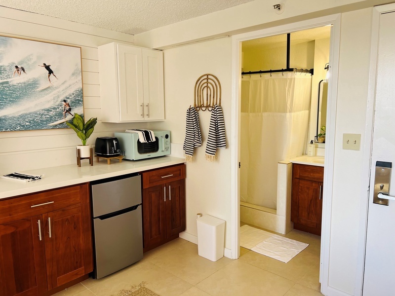 Kitchen and bathroom in Waikiki Studio rental